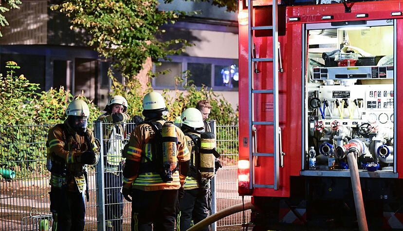 Auch am Morgen sind die Feuerwehrleute mit Nachl&ouml;scharbeiten besch&auml;ftigt.