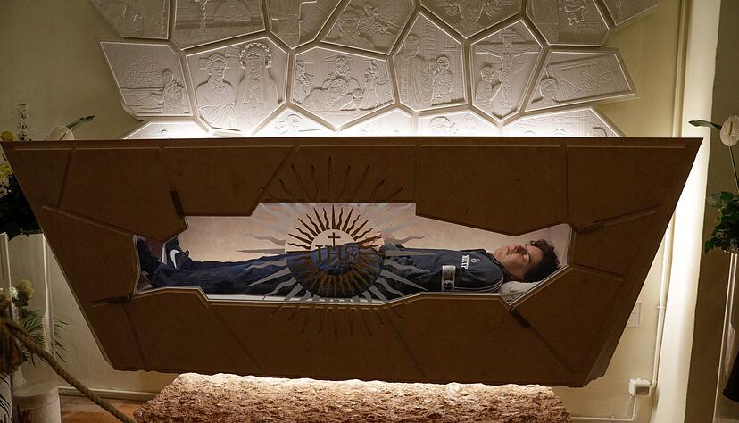 Der Leichnam von Carlo Acutis liegt in einem Sarkopharg, in den man hineinsehen kann. (Archivbild)