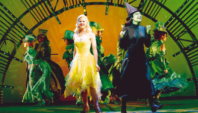 &bdquo;Nur ein Tag in der grünen Smaragdstadt, nur ein Tag&ldquo;: Glinda (Lucy Scherer, links) und Elphaba (Willemijn Verkaik) singen Hits mit Nachhall.Foto: AP