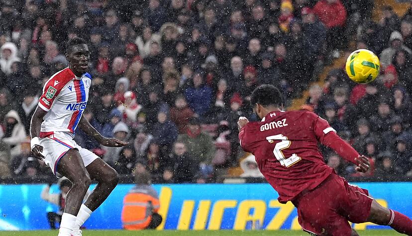 Ismaila Sarr (l) traf vor der Halbzeit in Liverpool zweimal für Crystal Palace.
