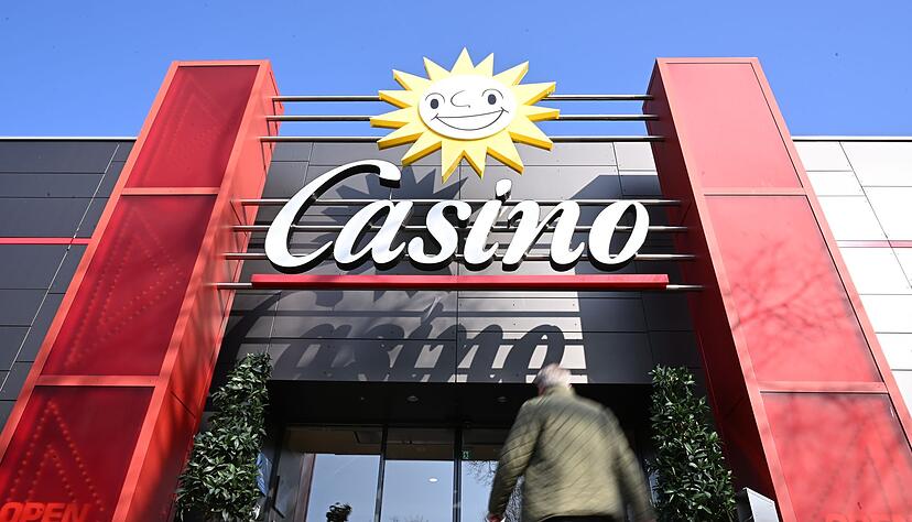 Ein Mann geht in eine Merkur-Spielothek, die sich Casino nennt.