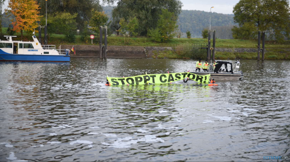 Aus Protest gegen den Castor-Transport sind vier Atomkraftgegner in Gundelsheim in den Neckar gestiegen.