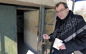 Peter Wanner öffnet die Stahltür. Ihn beschleicht ein &quot;unheimliches Gefühl&quot;.