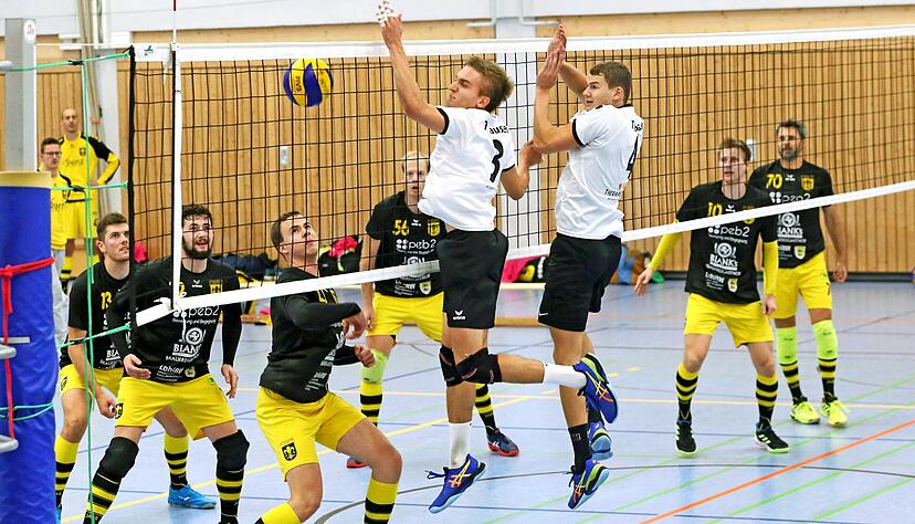 Die zwei Hausener Pascal Walter (links) und Andreas Dulson beim Blocken eines Eninger Angriffes.
Foto: Ralf Seidel Die zwei Hausener Pascal Walter (links) und Andreas Dulson beim Blocken eines Eninger Angriffes.
Foto: Ralf Seidel