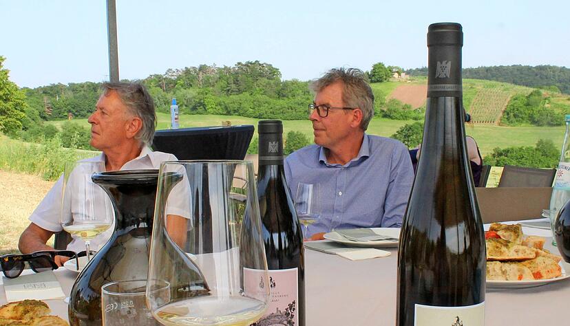 Picknick in der sanften Hügellandschaft des Kraichgau: Claus Burmeister (rechts) präsentiert zum Jubiläum zwei Weine, die zehn Jahre lang reifen durften: Einen Riesling der Lage "Husarenkappe" sowie einen Blaufränkisch trocken (Lemberger) der Lage "Dicker Franz". Die Tropfen sind auf je 2000 Flaschen limitiert.
Fotos: Jörg Kühl