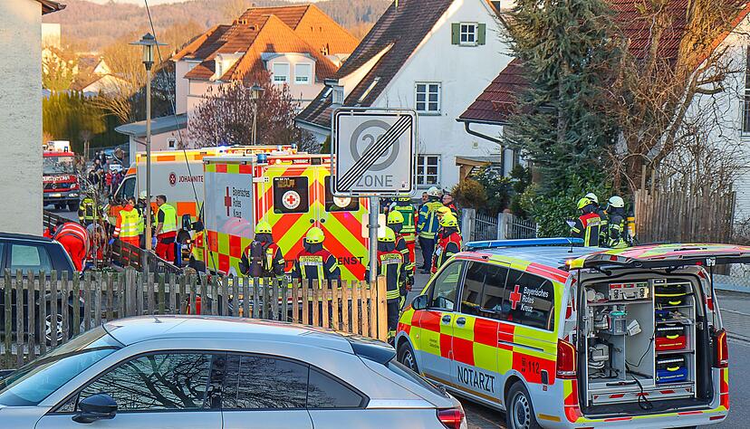 Einsatzkr&auml;fte von Rettungsdienst und Feuerwehr versorgten die Verletzten am Ort des Geschehens.