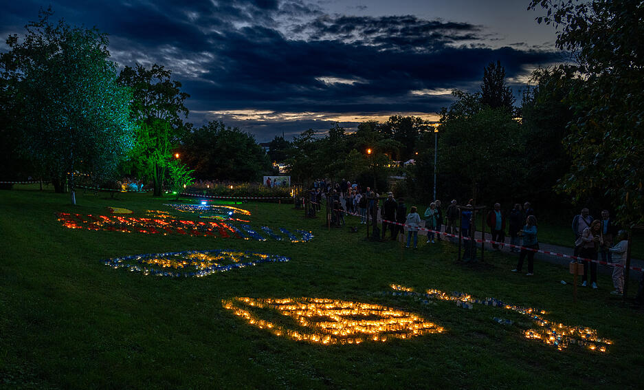 Farbenfrohe Lichterbecher schm&uuml;cken die Wege im Kurpark beim Bad Rappenauer Sommerfest.