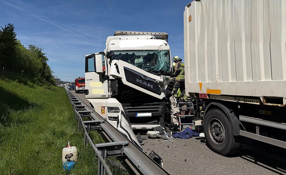 Rettungskr&auml;fte befreiten einen im F&uuml;hrerhaus eingeklemmten Lkw-Fahrer nach einem schweren Autobahnunfall.
