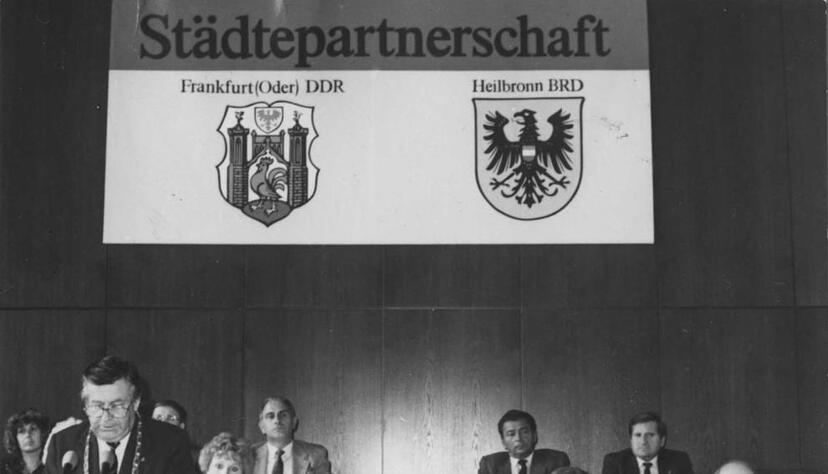 Zusammengestellt von Archiv und Dokumentation der Heilbronner Stimme

2. Oktober 1988: Partnerschafts-Festakt im Frankfurter Rathaus mit den Oberbürgermeistern Fritz Krause (Frankfurt) und Manfred Weinmann (Heilbronn) sowie Heilbronns Erstem Bürgermeister Peter Giebler (von links).