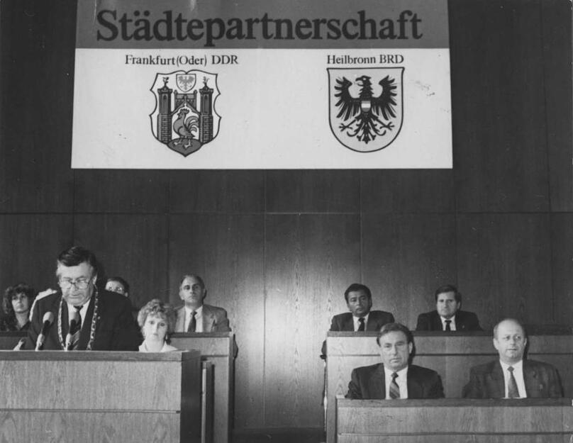 Zusammengestellt von Archiv und Dokumentation der Heilbronner Stimme

2. Oktober 1988: Partnerschafts-Festakt im Frankfurter Rathaus mit den Oberbürgermeistern Fritz Krause (Frankfurt) und Manfred Weinmann (Heilbronn) sowie Heilbronns Erstem Bürgermeister Peter Giebler (von links).