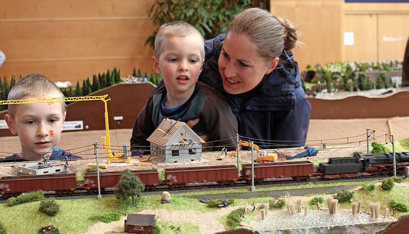 Viel Freude bereiteten die Miniaturz&uuml;ge den Br&uuml;dern Noah (li.) und Jona, die mit Mutter Hanna Gruber die Ausstellung des Eisenbahnclubs in der Kultura besuchten.
: