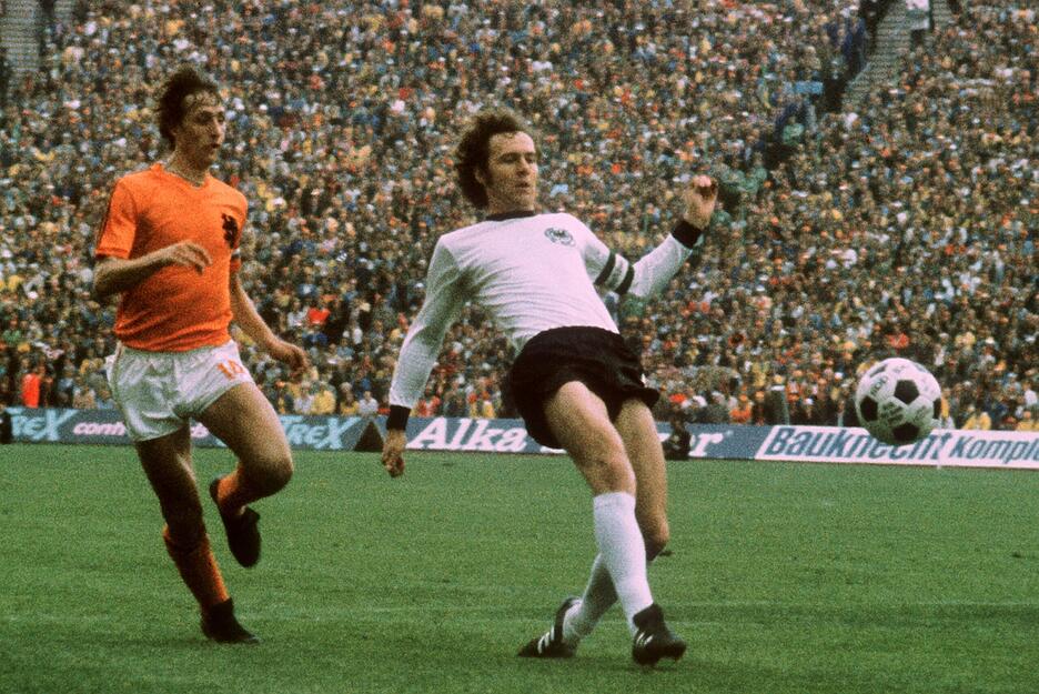 Fußball-Nationalspieler Franz Beckenbauer (r) in Aktion gegen den Niederländer Johan Cruyff beim Fußballweltmeisterschafts-Finale Deutschland gegen die Niederlande.