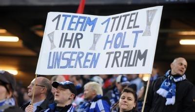 HSV-Fans halten vor Spielbeginn ein Plakat in die Höhe.
