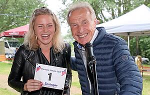 Bürgermeister Rolf Kieser nutzt die Gelegenheit und lädt Weinkönigin Julia Böcklen zum Theodor-Heuss-Lauf ein.