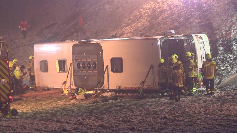 In Hochdorf-Hemmingen im Landkeis Ludwigsburg kommt es am Donnerstagabend zu einem Busunfall. Der Bus ist laut Polizei umgekippt und im Graben gelandet. 
Es gibt mehrere Verletzte, eine Person eingeklemmt, die Rettungskräfte sind im Einsatz.