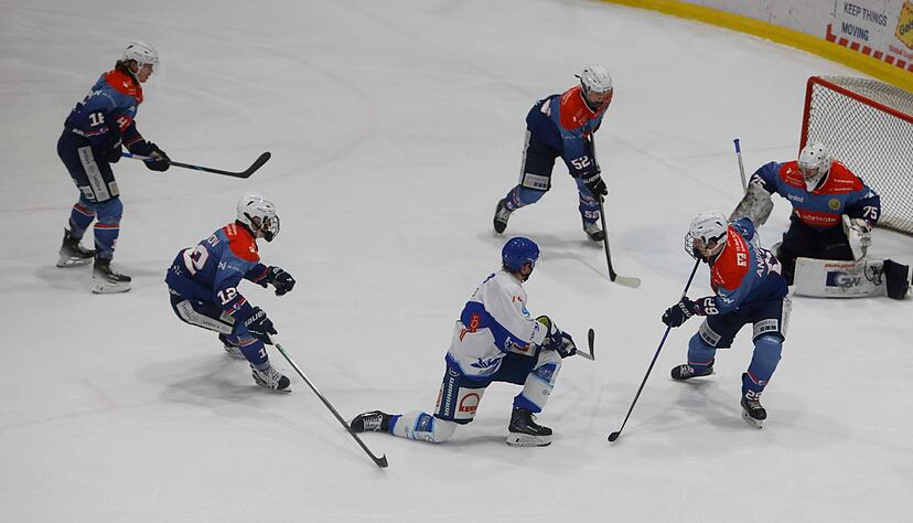 F&uuml;r Youngster Kevin Dibrov (Zweiter von links) war die Partie der Heilbronner Falken gegen den SC Riessersee anstrengend, machte aber viel Spa&szlig;.