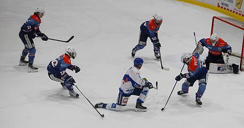 F&uuml;r Youngster Kevin Dibrov (Zweiter von links) war die Partie der Heilbronner Falken gegen den SC Riessersee anstrengend, machte aber viel Spa&szlig;.