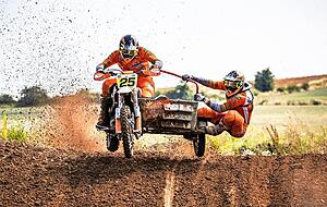 Seitenwagen-Motocross ist Teamarbeit und nichts für zartbesaitete Individualisten. Es ist laut, es ist dreckig und es erfordert höchste Konzentration. Seitenwagen-Motocross ist Teamarbeit und nichts für zartbesaitete Individualisten. Es ist laut, es ist dreckig und es erfordert höchste Konzentration.