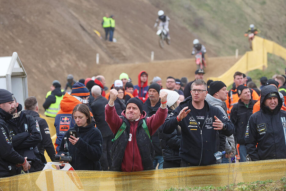 Und das vor zahlreichen Zuschauern.