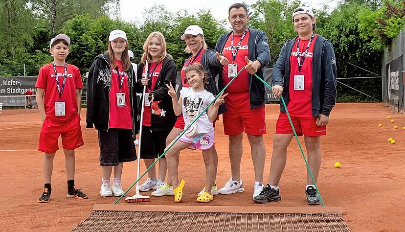 Der eine Teil des ukrainischen Courtkeeper-Teams mit Mark Nesterov (links) aus Charkiw, der Mitglied beim TC Heilbronn ist.
Foto: Mario Berger