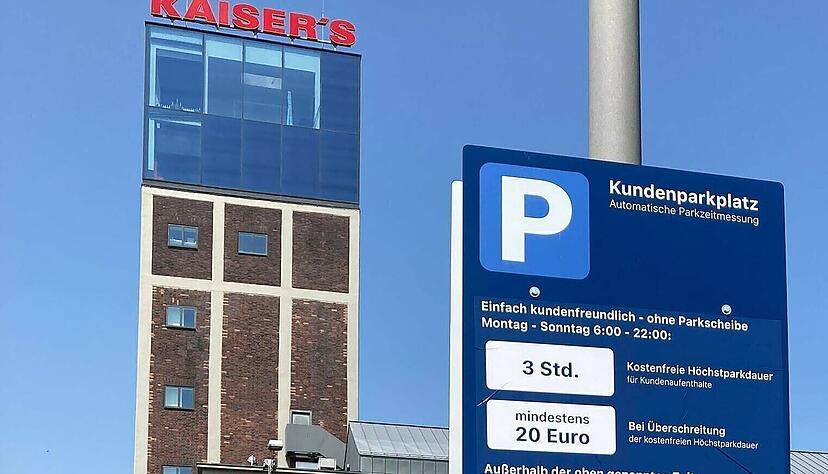 In der verglasten Bar auf dem Turm ist das Restaurant.