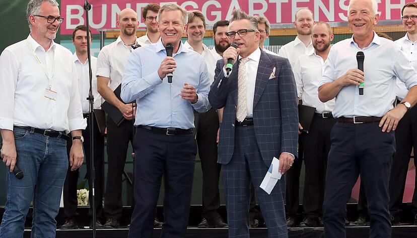J&ouml;rg Schmidt, Pr&auml;sident des Schw&auml;bischen Chorverbands (v.l.), Christian Wulff, Pr&auml;sident des Deutschen Chorverbands, Moderator G&ouml;tz Alsmann und Heilbronns Oberb&uuml;rgermeister Harry Mergel ziehen humorvoll Bilanz.