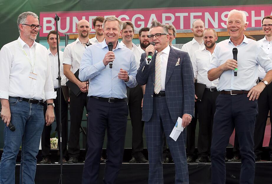 Jörg Schmidt, Präsident des Schwäbischen Chorverbands (v.l.), Christian Wulff, Präsident des Deutschen Chorverbands, Moderator Götz Alsmann und Heilbronns Oberbürgermeister Harry Mergel ziehen humorvoll Bilanz. Jörg Schmidt, Präsident des Schwäbischen Chorverbands (v.l.), Christian Wulff, Präsident des Deutschen Chorverbands, Moderator Götz Alsmann und Heilbronns Oberbürgermeister Harry Mergel ziehen humorvoll Bilanz.