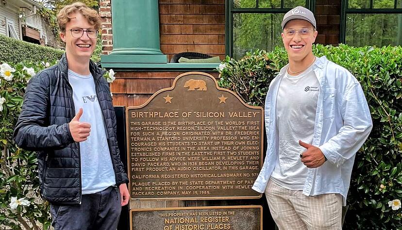 Tim Findeiss (links) und Samuel Keitel an der Geburtsstätte des Silicon Valley, der Garage, in der William Hewlett und David Packard das erste Start-up in der Region gründeten. Jetzt wollen sie selbst als Gründer durchstarten.