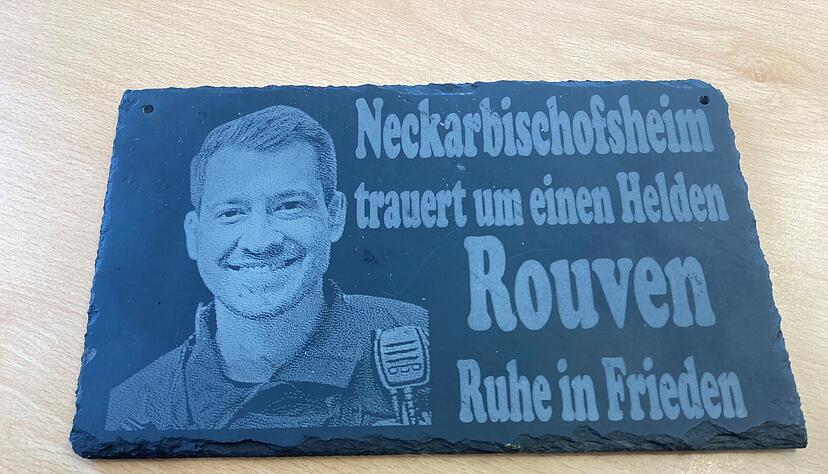 Eine Schiefer-Gedenktafel für Rouven Laur. Eine Schiefer-Gedenktafel für Rouven Laur.