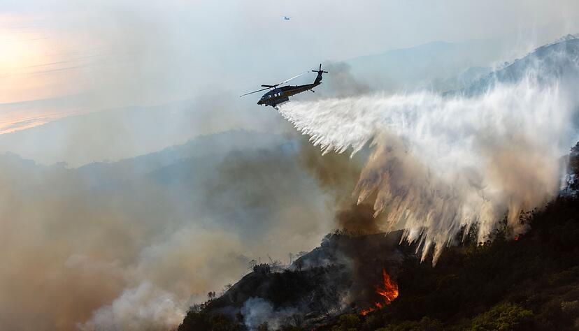 Rund 1.700 Feuerwehrleute bekämpften die Flammen - teils auch aus der Luft. Rund 1.700 Feuerwehrleute bekämpften die Flammen - teils auch aus der Luft.