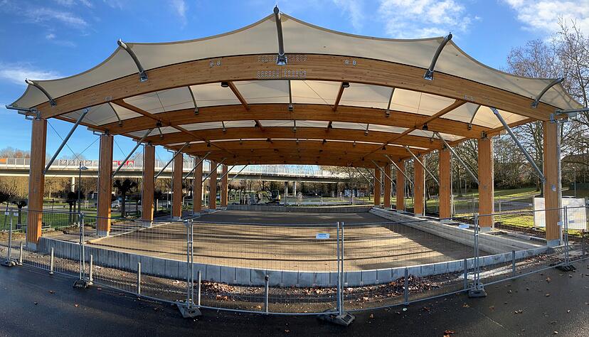 Die Freilufthalle am Pichterich soll schon Anfang Januar fertig sein. Foto: Frank Wittmer