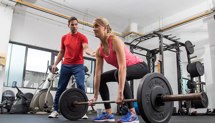 Bis hin zum Muskelversagen? Wer gerade erst mit Kraftsport anfängt, sollte nicht sofort an die Grenzen gehen. Bis hin zum Muskelversagen? Wer gerade erst mit Kraftsport anfängt, sollte nicht sofort an die Grenzen gehen.