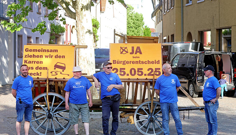 Gegner des Umbaus protestierten auf der gegenüberliegenden Seite der Urbanstraße.
