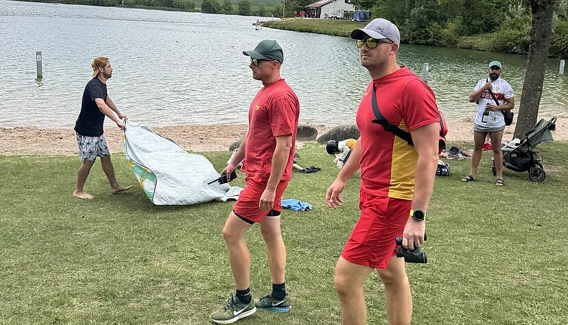 Die Retter der DLRG laufen Streife &uuml;ber die Liegewiese. Sie sind dabei in Zweierteams unterwegs.
