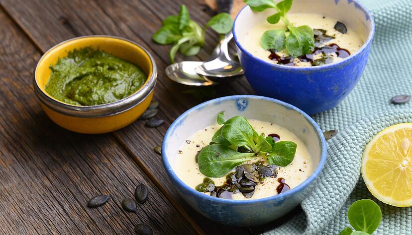 Pastinaken und Feldsalat haben zur Zeit Saison - und geben in der Küche ein harmonisches Paar ab. Pastinaken und Feldsalat haben zur Zeit Saison - und geben in der Küche ein harmonisches Paar ab.