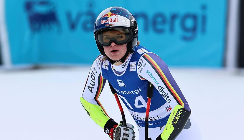 Emma Aicher blickt nach dem Super-G entt&auml;uscht auf die Anzeigetafel.