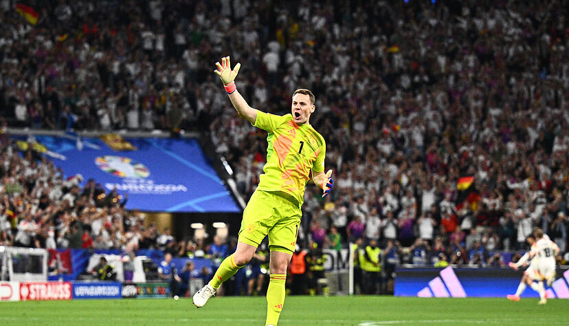 Manuel Neuer: Der Torwart-Oldie stand zuletzt wegen etlicher untypischer Patzer in der Kritik. Ex-Nationaltorwart Uli Stein fand gar: „Man hätte ihn schweren Herzens, jedoch mit Vernunft zu Hause lassen müssen nach dieser wackeligen Vorbereitung!" Gegen Schottland hatte Neuer so gut wie nichts zu tun. Es gab keinen echten gegnerischen Torschuss in der Statistik. Aber halt ein doofes Eigentor von Antonio Rüdiger. Mist.
Note: 3