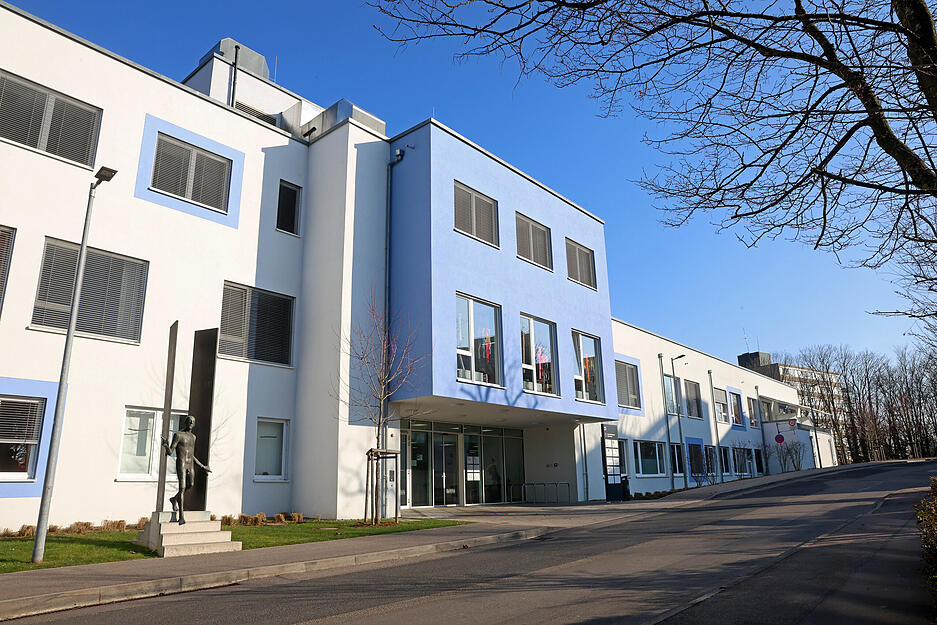 Die Pl&auml;ne der Kassen&auml;rztliche Vereinigung Baden-W&uuml;rttemberg (KVBW) sehen vor, 18 Bereitschaftspraxen im Land, darunter in Brackenheim, zu schlie&szlig;en. Stattdessen sollen gr&ouml;&szlig;ere Standorte wie Heilbronn, Bad Friedrichshall und &Ouml;hringen gest&auml;rkt werden. Auch will die KV die Grundversorgung im &auml;rztlichen Bereitschaftsdienst durch Telemedizin sowie Fahrdienste erg&auml;nzen.