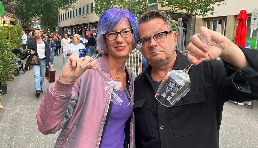 Spaß mit Glas: Silke Waas und Satiriker Oliver Maria Schmidt.