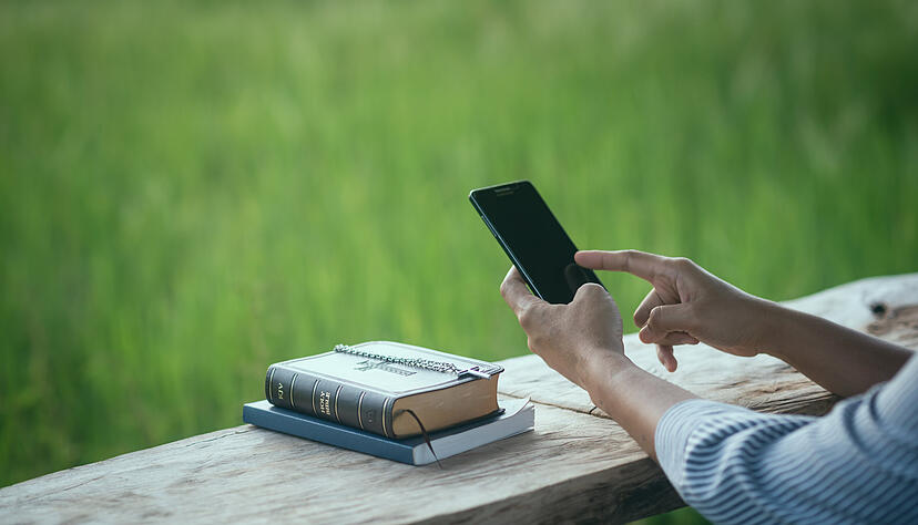 Jan Philipp Hahn forscht zum Christfluencer-Trend und zu den Unterschieden auf Social Media.