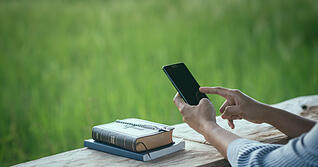 Jan Philipp Hahn forscht zum Christfluencer-Trend und zu den Unterschieden auf Social Media.