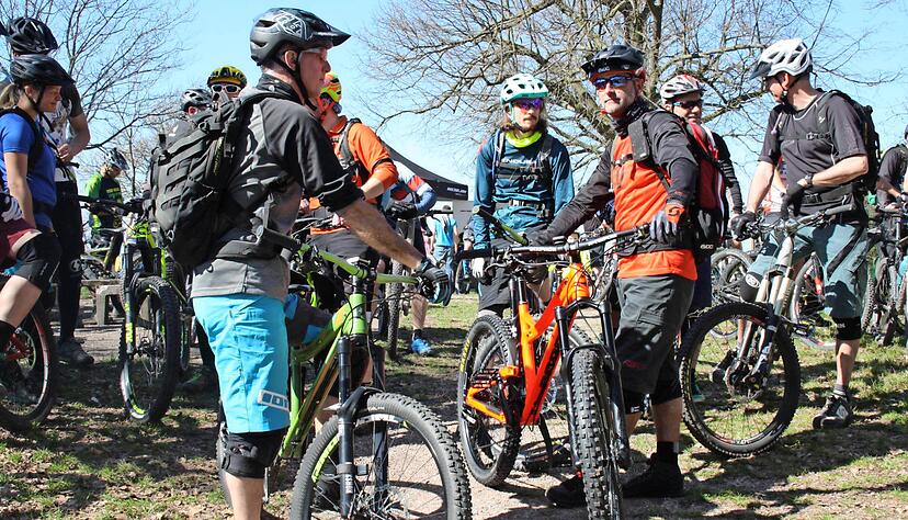 Auf dem Wartkopf in Beilstein trafen sich Mountainbiker zur Eröffnung einer neuen Rundstrecke. Es ist eine von sechs Touren im Landkreis Heilbronn.
Foto: Barbara Barth