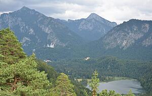 Es ist fast geschafft: Links am Berg liegt Schloss Neuschwanstein, unten der wunderschöne Alpsee. Füssen und der Lechfall sind nicht mehr weit. Foto: Stefanie Sapara Es ist fast geschafft: Links am Berg liegt Schloss Neuschwanstein, unten der wunderschöne Alpsee. Füssen und der Lechfall sind nicht mehr weit. Foto: Stefanie Sapara