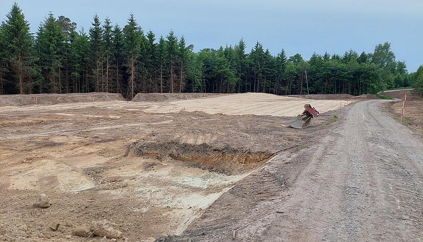 Im Waldabschnitt Karlsfurtebene zwischen Öhringen-Michelbach und Waldenburg finden große Erdarbeiten statt. Im Waldabschnitt Karlsfurtebene zwischen Öhringen-Michelbach und Waldenburg finden große Erdarbeiten statt.