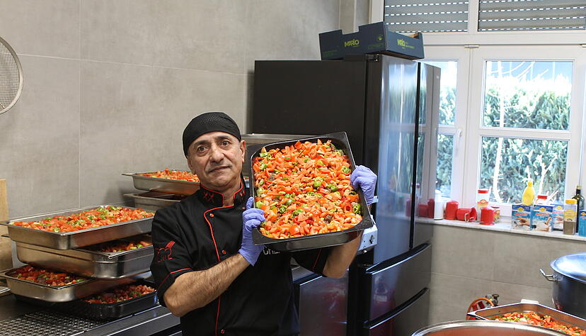 Hieraus wird mal ein Lammeintopf: Ehrenamtliche kochen f&uuml;r das Fastenbrechen in Eppingen.