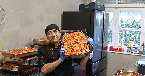 Hieraus wird mal ein Lammeintopf: Ehrenamtliche kochen f&uuml;r das Fastenbrechen in Eppingen.