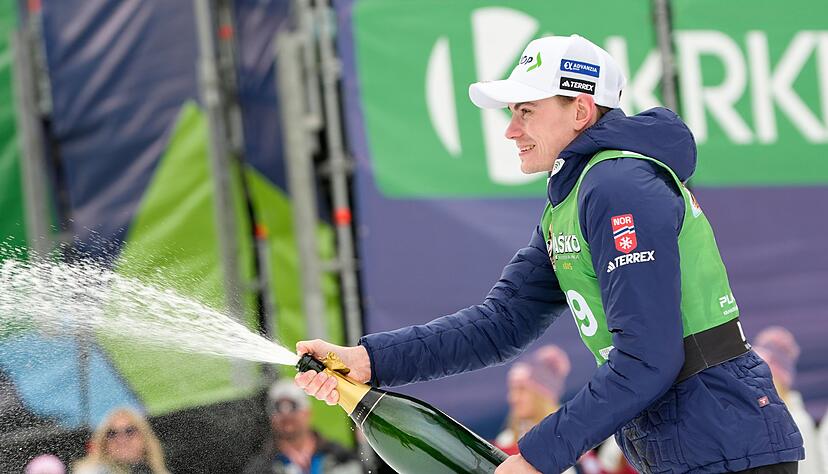 Marius Lindvik siegte beim Saisonabschluss.