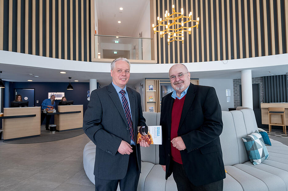 März: Nach zweieinhalb Jahren Bauzeit ist das Hotel Holiday Inn Express an der Allee eröffnet. Hoteldirektor Volker Schmitz (links) und Verkaufsmanager Thomas Scherer stehen in der offenen Hotel-Lobby.