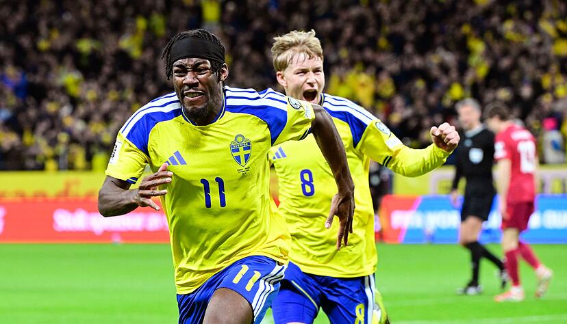 Elanga und Svensson bejubeln Schwedens Führungstreffer. Elanga und Svensson bejubeln Schwedens Führungstreffer.