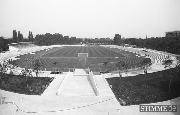 August 1988: Ansicht auf das gesamte Stadion nach seinem Umbau. Links die überdachte Zuschauertribüne.
